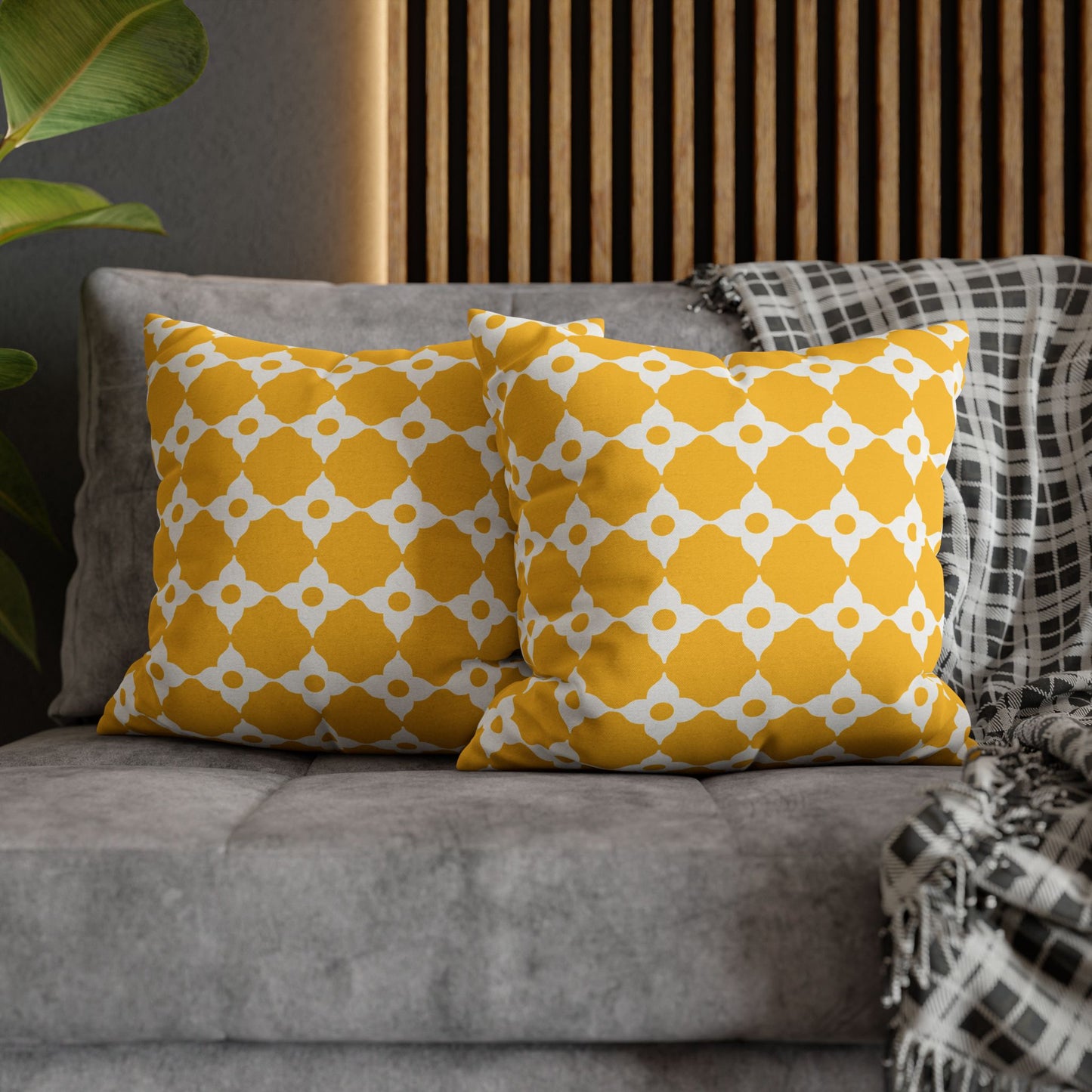 Quatrefoil Patterned Throw Pillow
