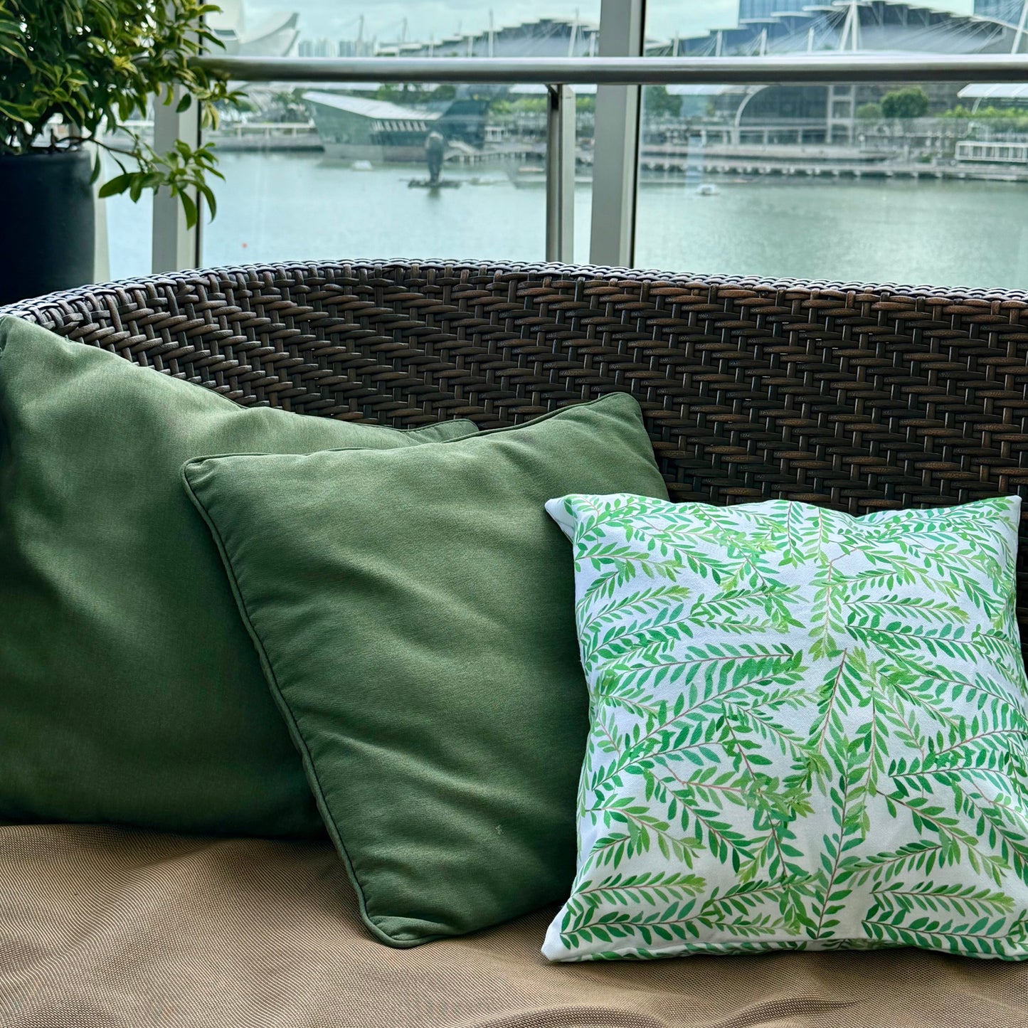 Green Leaves of Myrtle-Leaf Leaf-Flower Pillowcase
